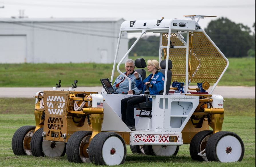 A astronauta da NASA Kate Rubins leva o piloto do módulo lunar da Apollo 17, Harrison 'Jack' Schmitt, para um passeio no protótipo de rover da NASA no Centro Espacial Johnson, em Houston."
Crédito: NASA/James Blair