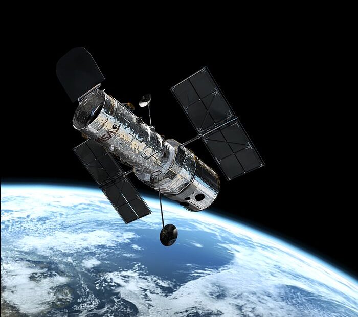 Ilustração do Telescópio Espacial Hubble da NASA/ESA em órbita a 600 quilômetros acima da Terra, mostrando sua posição no espaço e estrutura externa.
