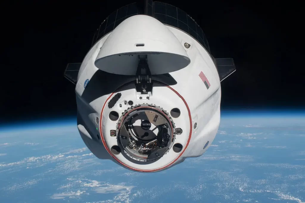 “A espaçonave Crew Dragon Endeavour da SpaceX se aproxima da estação espacial