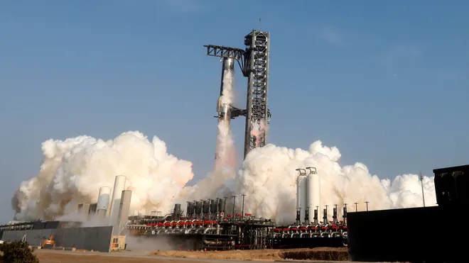 Starship da SpaceX decolando durante o 10º voo de teste, ascendendo aos céus após o lançamento. Este teste é um marco no desenvolvimento do foguete para missões espaciais de longo alcance.
