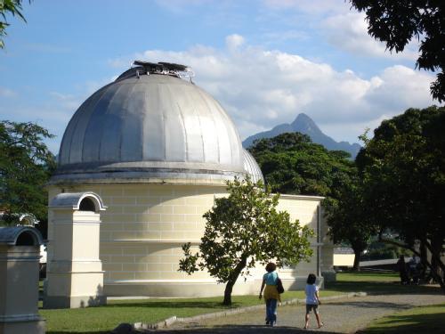 Cúpula do Observatório Nacional no Rio de Janeiro, com visitantes caminhando ao redor, em referência ao Dia do Observatório Nacional