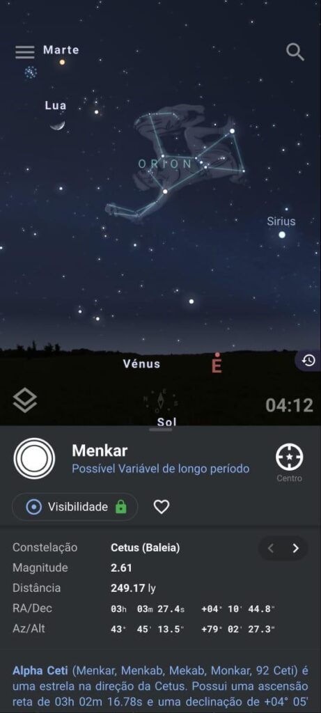rint do aplicativo Stellarium mostrando a constelação de Órion no céu noturno, com estrelas e seus nomes identificados. A tela do celular exibe uma interface interativa em 3D, utilizando realidade aumentada para ajudar o usuário a identificar as estrelas de Órion ao alinhar o celular com o céu."