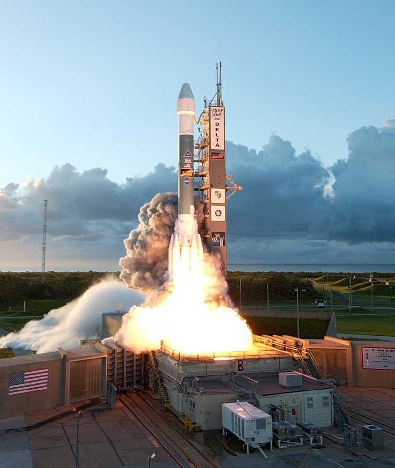 oguete da NASA decolando da base no lançamento da missão Dawn em 2007