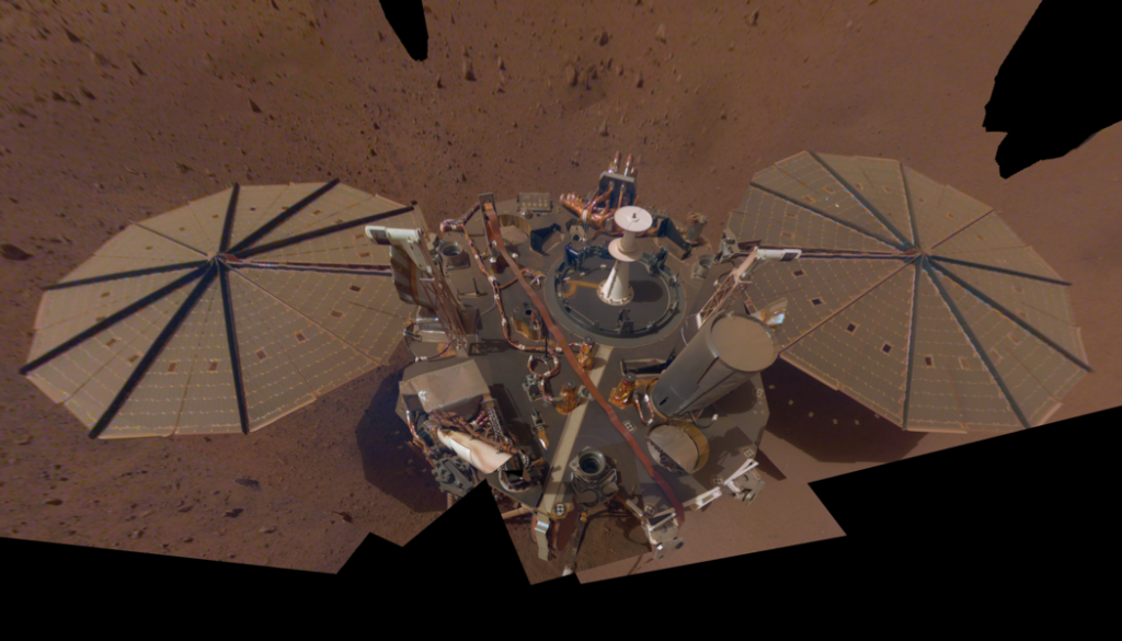 A sonda InSight da NASA tirou esta selfie em 2019 usando uma c&acirc;mera em seu bra&ccedil;o rob&oacute;tico. A sonda tamb&eacute;m usou o bra&ccedil;o para posicionar o sism&ocirc;metro da miss&atilde;o, cujos dados foram utilizados em um estudo de 2025 que revelou que impactos deixaram fragmentos de detritos no interior profundo do planeta.
Cr&eacute;dito: NASA/JPL-Caltech