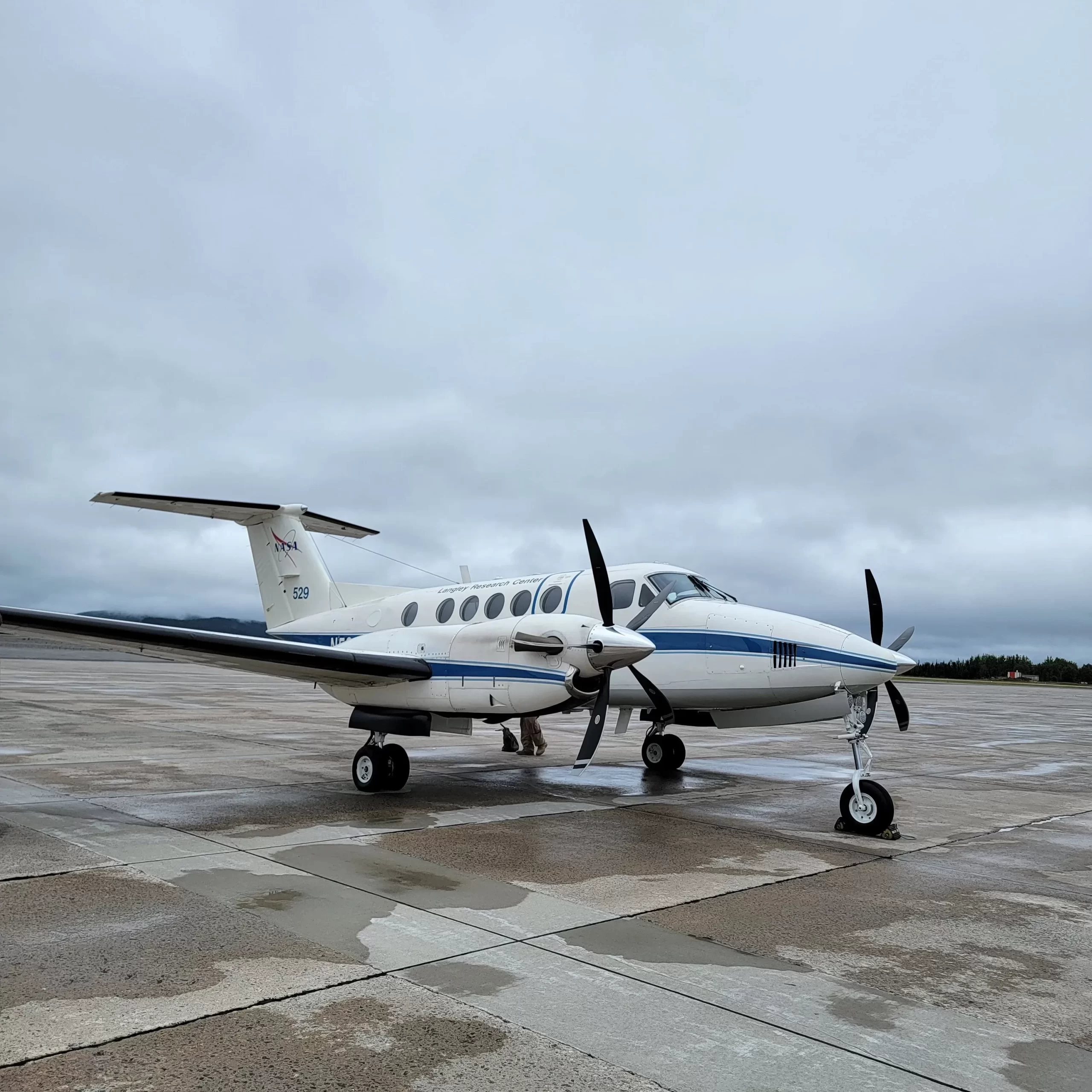 O B200 King Air da NASA na pista em Goose Bay, Canadá, uma parada durante o voo para Nuuk, Groenlândia.