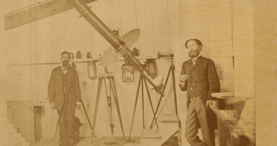 Interior do Observatório Pedro II instalado na Ilha de São Thomas, Ilhas Virgens, durante a expedição brasileira para observar o trânsito de Vênus em 1882. Equipamentos astronômicos antigos e estrutura histórica em destaque. Imagem do acervo do Museu Histórico Nacional.