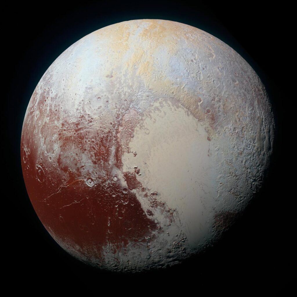 A espa&ccedil;onave New Horizons da NASA capturou esta imagem em alta resolu&ccedil;&atilde;o e com cores real&ccedil;adas de Plut&atilde;o em 14 de julho de 2015. A superf&iacute;cie de Plut&atilde;o exibe uma variedade not&aacute;vel de cores sutis, real&ccedil;adas nesta vis&atilde;o para formar um arco-&iacute;ris de tons azul-claros, amarelos, alaranjados e vermelhos intensos.