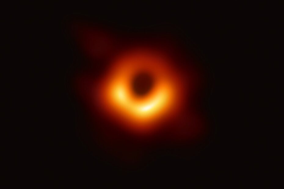 Primeira imagem real de um buraco negro, capturada em 2019 pelo projeto Event Horizon Telescope, mostrando a silhueta do buraco negro da galáxia M87 com um anel de luz brilhante ao redor da sua sombra.