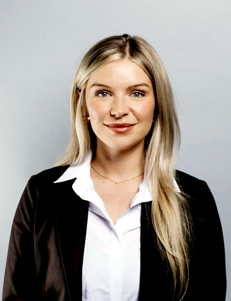 Born in the United Kingdom, Laura Marie immigrated to the U.S. in 2016. She is a commercial airline pilot specializing in flight safety, currently operating passenger flights in Washington.