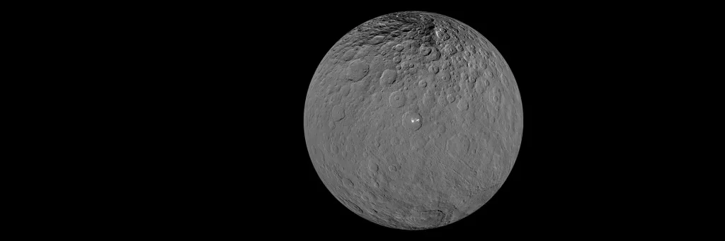 Ceres foi o primeiro membro do cinturão de asteroides a ser descoberto, quando Giuseppe Piazzi o avistou em 1801. Chamado de asteroide por muitos anos, Ceres é tão maior e tão diferente de seus vizinhos rochosos que os cientistas o classificaram como um planeta anão em 2006. Quando a sonda Dawn da NASA chegou em 2015, Ceres se tornou o primeiro planeta anão a receber a visita de uma espaçonave.
