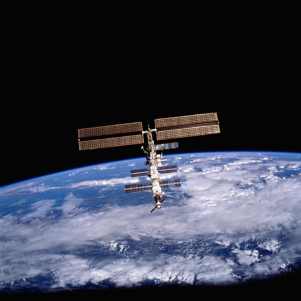 Esta imagem da Estação Espacial Internacional (ISS) foi fotografada por um dos tripulantes da missão STS-105 a partir do Ônibus Espacial Discovery, após a separação da ISS. A missão STS-105 foi o 11º voo de montagem da ISS, com objetivos que incluíam a rotatividade da tripulação da Expedição Dois com a tripulação da Expedição Três e a entrega de suprimentos utilizando o Módulo Logístico Multipropósito (MPLM) Leonardo, construído na Itália. A bordo do Leonardo estavam seis racks de armazenamento de suprimentos, quatro plataformas de suprimentos e dois novos racks de experimentos científicos, os EXPRESS (Expedite the Processing of Experiments to the Space Station) Racks 4 e 5, que adicionaram novas capacidades científicas à ISS. Outro payload incluído foi o Experimento de Materiais da Estação Espacial Internacional (MISSE), que consistia em materiais e outros tipos de experimentos de exposição ao espaço, montados no exterior da ISS.