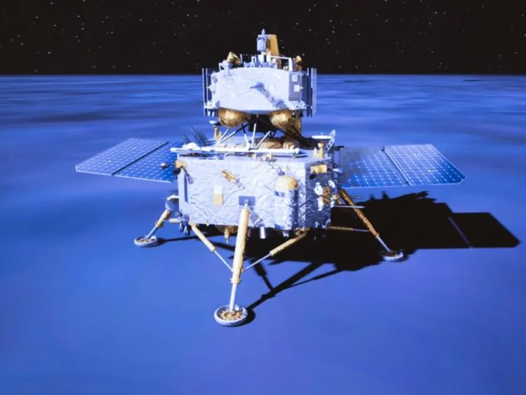 Sonda Chang’e-6 pousada na superfície da Lua, com o terreno lunar acinzentado ao redor e sombras suaves projetadas pelo sol baixo no horizonte lunar.