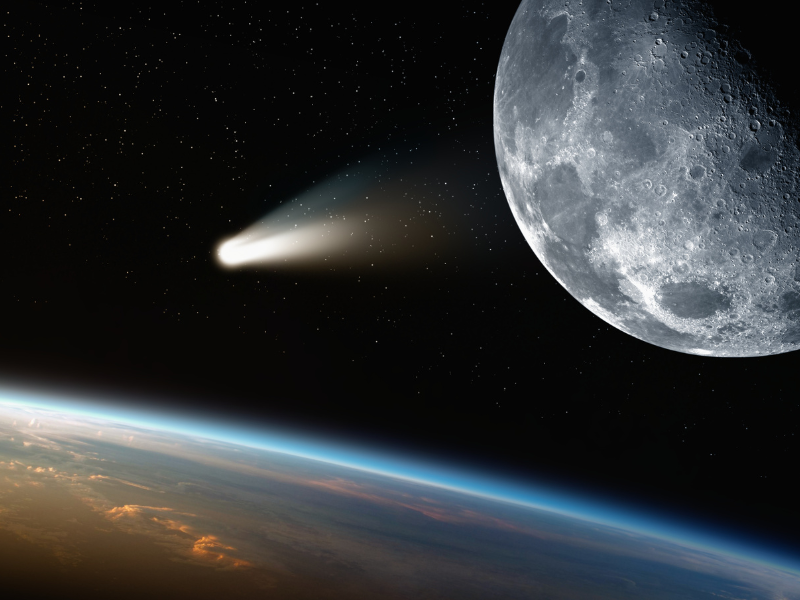 Ilustração da Terra, cometa 12P/Pons-Brooks se aproximando da Lua, destacando que o cometa possui água com assinatura química semelhante à dos oceanos terrestres.