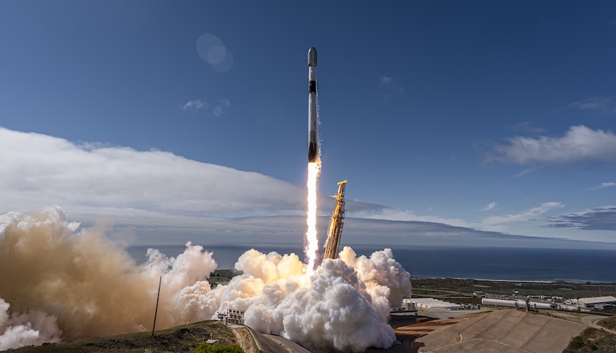 Foguete Falcon 9 da SpaceX decolando da Base da Força Espacial de Vandenberg com 27 satélites Starlink a bordo.