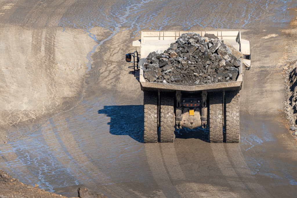 Caminhão transportando minerais e terras raras essenciais para a fabricação de chips e tecnologias avançadas usadas em astronomia e eletrônicos.