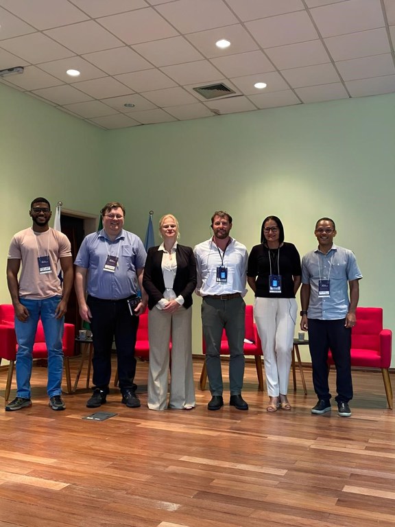 Encontro no INPE reúne representantes do Brasil e da Agência Espacial Europeia (ESA) para discutir a colaboração e o uso do satélite Biomass. Na imagem, da esquerda para a direita: Fernando Carvalho (UFPA), Veraldo Liesenberg (UESC), Inge Jonckheere (ESA), Rémi d’Annunzio (FAO), Sara Neri (SEMA/AP) e Pedro Walfir (UFPA).