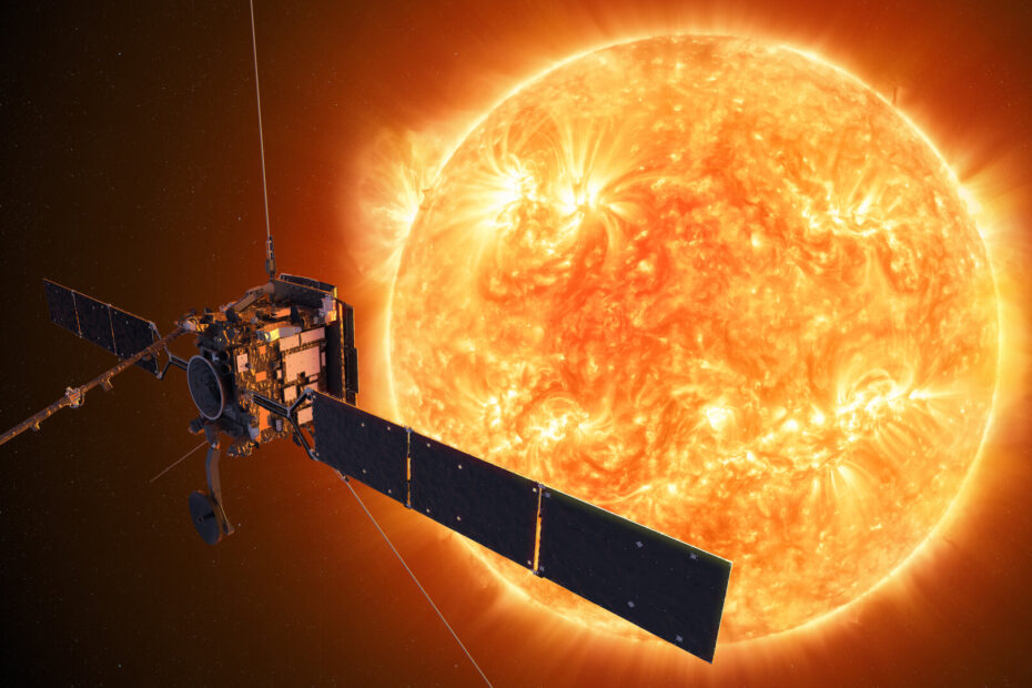 A missão Solar Orbiter da ESA é o laboratório científico mais complexo já enviado ao nosso astro que nos dá vida, capturando imagens do Sol mais de perto do que qualquer espaçonave anterior e sendo a primeira a observar suas regiões polares. Com os dez instrumentos da Solar Orbiter, os cientistas esperam responder a perguntas profundas: O que impulsiona o ciclo de 11 anos de atividade magnética do Sol? O que aquece a camada superior de sua atmosfera, a coroa, a milhões de graus Celsius? Como se forma o vento solar e o que o acelera a velocidades de centenas de quilômetros por segundo? E como tudo isso afeta o nosso planeta? Jornada da Solar Orbiter ao redor do Sol Observação: Este gráfico foi atualizado em abril de 2025 para mostrar uma imagem do Sol capturada pelo instrumento EUI da Solar Orbiter.