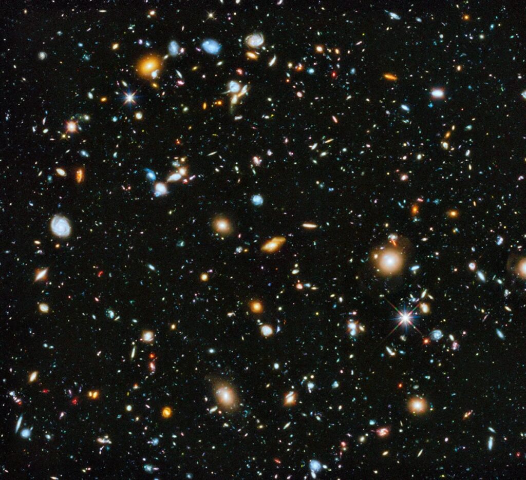 Arqueologia Galáctica em ação! Esta imagem mostra a região central do Hubble Deep Field original. Se você estendesse uma agulha à distância do braço, toda a imagem caberia dentro do olho da agulha!
São milhares de galáxias, cada uma com bilhões de estrelas, e cada estrela provavelmente com planetas orbitando ao redor.
Crédito: NASA, ESA, H. Teplitz e M. Rafelski (IPAC/Caltech); A. Koekemoer (STScI), R. Windhorst (Arizona State University) e Z. Levay (STScI)
