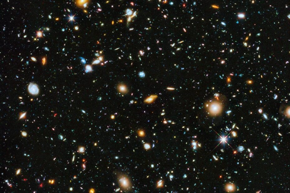 Arqueologia Galáctica em ação! Esta imagem mostra a região central do Hubble Deep Field original. Se você estendesse uma agulha à distância do braço, toda a imagem caberia dentro do olho da agulha! São milhares de galáxias, cada uma com bilhões de estrelas, e cada estrela provavelmente com planetas orbitando ao redor. Crédito: NASA, ESA, H. Teplitz e M. Rafelski (IPAC/Caltech); A. Koekemoer (STScI), R. Windhorst (Arizona State University) e Z. Levay (STScI)