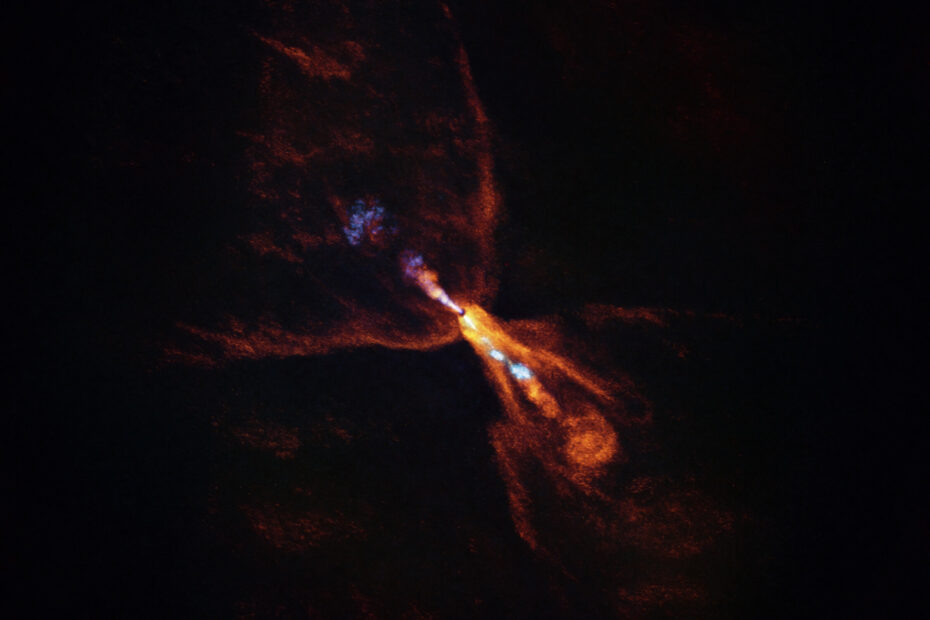 imagem ALMA de HOPS-315, um sistema planetário ainda em formação Esta é a HOPS-315, uma estrela bebê onde astrônomos observaram evidências dos estágios iniciais da formação planetária. A imagem foi obtida com o Atacama Large Millimeter/submillimeter Array (ALMA), do qual o ESO é parceiro. Juntamente com dados do Telescópio Espacial James Webb (JWST), essas observações mostram que minerais quentes estão começando a se solidificar. Em laranja, vemos a distribuição de monóxido de carbono, soprando para longe da estrela em um vento em forma de borboleta. Em azul, vemos um jato estreito de monóxido de silício, também irradiando da estrela. Esses ventos e jatos gasosos são comuns ao redor de estrelas bebês como a HOPS-315. Juntas, as observações do ALMA e do JWST indicam que, além dessas características, há também um disco de monóxido de silício gasoso ao redor da estrela que está se condensando em silicatos sólidos – os primeiros estágios da formação planetária. Crédito: ALMA(ESO/NAOJ/NRAO)/M. McClure et al.