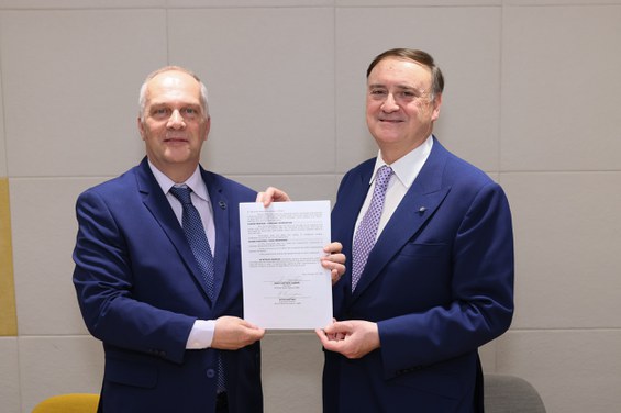 Presidente da Agência Espacial Brasileira (AEB), Marco Antonio Chamon, e o diretor executivo da Secure World Foundation, Peter Martinez, firmam acordo para que o Brasil seja o anfitrião da 8ª edição da Summit for Space Sustainability.
Crédito: Agência Espacial Brasileira (AEB)