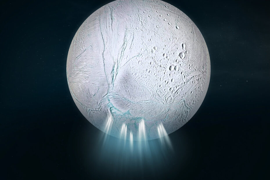 visão global de uma lua no espaço, com uma superfície muito branca coberta por marcas que lembram cicatrizes ou rachaduras. A partir das fendas na parte inferior da lua, emanam jatos brancos envoltos por um brilho azul difuso.