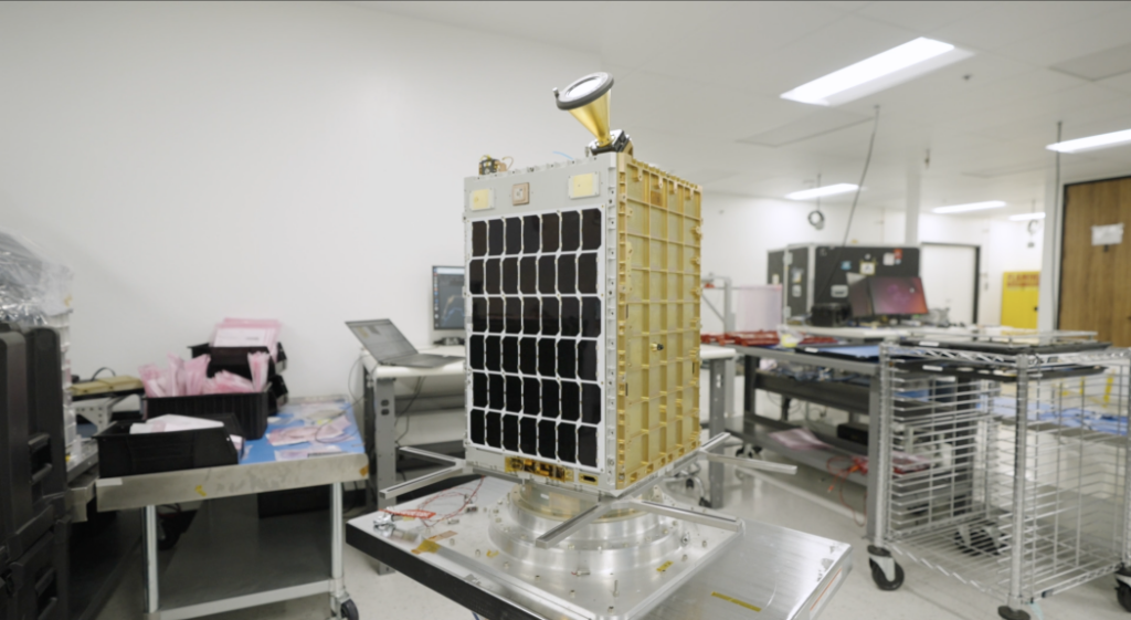 Um dos painéis solares do satélite Starcloud-1, que será lançado em novembro. Vídeo cortesia da Starcloud.