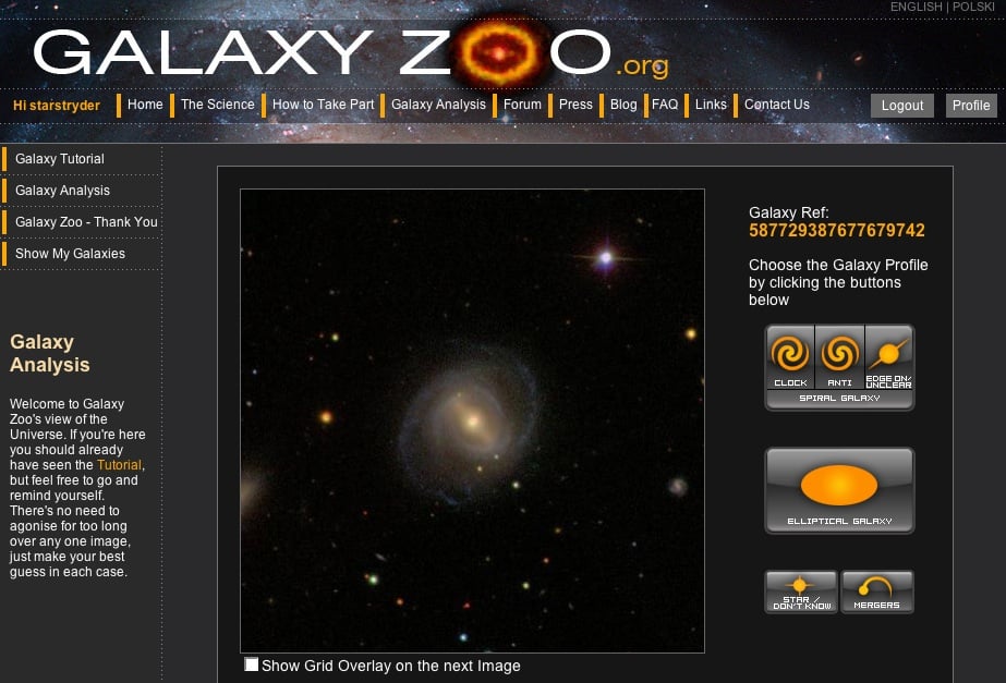 Printscreen da tela do sistema Galaxy Zoo mostrando a interface de classificação de galáxias, onde voluntários participam de um projeto de ciência cidadã analisando imagens do universo.
