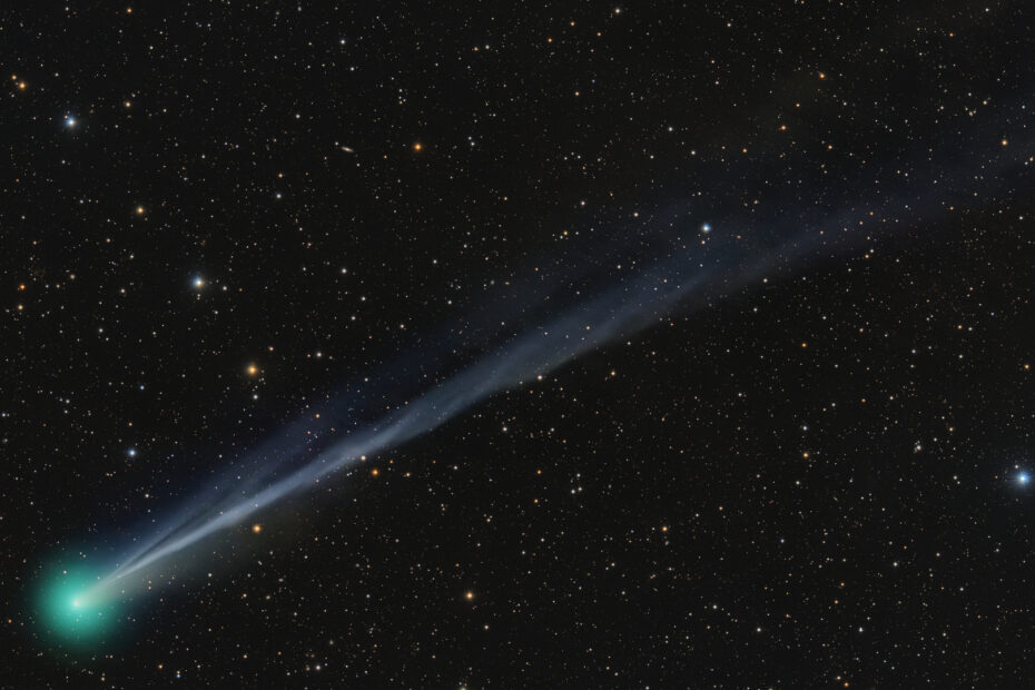 Vista do cometa Lemmon em setembro, exibindo um brilho esverdeado intenso e uma cauda difusa atravessando o fundo estrelado do céu. Crédito: Dan Bartlett