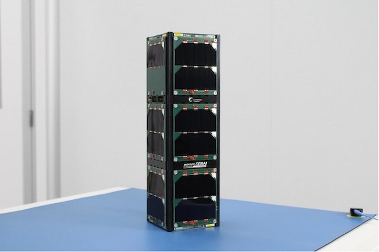 Nanosatélite Catarina-A2 em destaque, com detalhes tecnológicos visíveis. Crédito: Divulgação/SENAI.