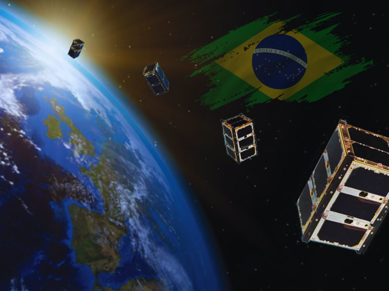 Ilustração futurista da Constelação Catarina: a primeira frota brasileira de nanossatélites orbitando a Terra com a bandeira do Brasil acima. Pequenos satélites iluminados seguem uma órbita sincronizada, com a curva do planeta e estrelas ao fundo. Elementos em verde e amarelo destacam a origem nacional. Cena noturna, estilo realista e inspirador, mostrando inovação e conquista espacial.
