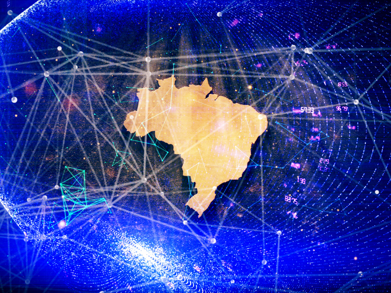 Mapa do Brasil em estilo digital, iluminado com uma rede de conexões que representam internet via satélite e transmissão de dados. Linhas de luz conectam diferentes regiões do país, formando uma ponte tecnológica que liga cidades e regiões remotas. Fundo escuro com efeito futurista, pontos brilhantes indicando centros de dados e satélites orbitando simbolicamente ao redor do país. Estilo high-tech, moderno e inspirador, transmitindo inovação e conectividade digital.