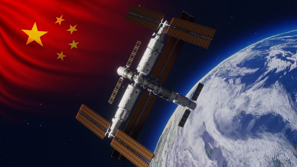Estação espacial chinesa Tiangong flutuando no espaço, com a bandeira da China ao fundo e a Terra visível abaixo, destacando a presença espacial chinesa.