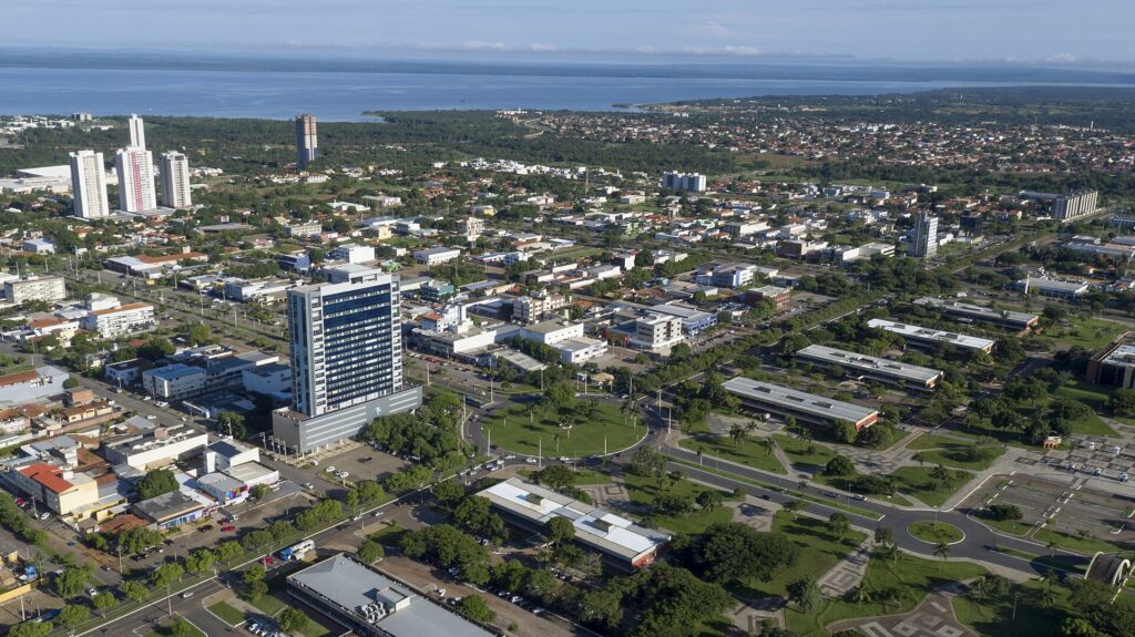 Vista aérea de Palmas, capital do Tocantins, destacando suas amplas avenidas e áreas verdes que contrastam com o azul intenso do Lago de Palmas.
Crédito obrigatório: Flávio André – MTur
