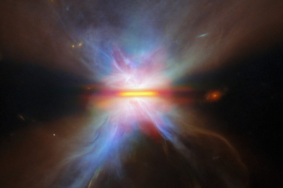 Descrição da imagem: Uma visão detalhada de IRAS 16594-4656 capturada pelo Telescópio Espacial James Webb. Uma região central brilhante é dividida por uma fina linha horizontal de poeira escura. Lobos simétricos de gás luminoso se estendem acima e abaixo, com suaves tons de azul, roxo e laranja se misturando e se dissipando no espaço ao redor.