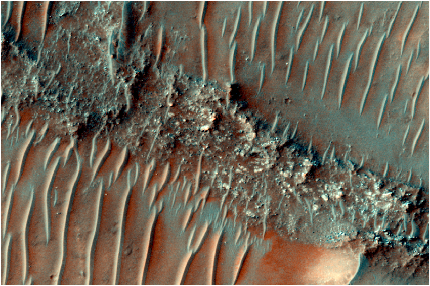 Imagem colorida de uma crista fluvial sinuosa (FSR) de topo plano e fortemente erodida em Marte. Dunas de areia podem ser vistas migrando sobre o topo da FSR. Imagem HiRISE: ESP_085386_1505 NASA/JPL/Universidade do Arizo