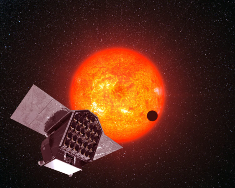 Ilustração artística da missão PLATO da ESA observando um exoplaneta orbitando uma estrela semelhante ao Sol. O satélite aparece em primeiro plano, com seus painéis solares abertos e voltados para o espaço profundo. Ao fundo, um exoplaneta azul e rochoso cruza diante de uma estrela amarelada, representando o método de trânsito usado para detectar mundos habitáveis.