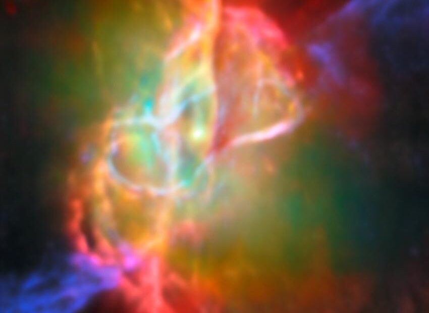 Esta imagem, que combina dados em infravermelho do Telescópio Espacial James Webb com observações em submilímetro do Atacama Large Millimetre/submillimetre Array (ALMA), mostra o toro em formato de donut e as bolhas interconectadas de gás empoeirado que cercam a estrela central da Nebulosa Borboleta. O toro está orientado verticalmente e quase de perfil em nossa perspectiva, e se cruza com bolhas de gás que envolvem a estrela. As bolhas aparecem em vermelho intenso nesta imagem, iluminadas pela luz do gás hélio e neônio. Fora das bolhas, jatos de ferro ionizado se projetam em direções opostas.