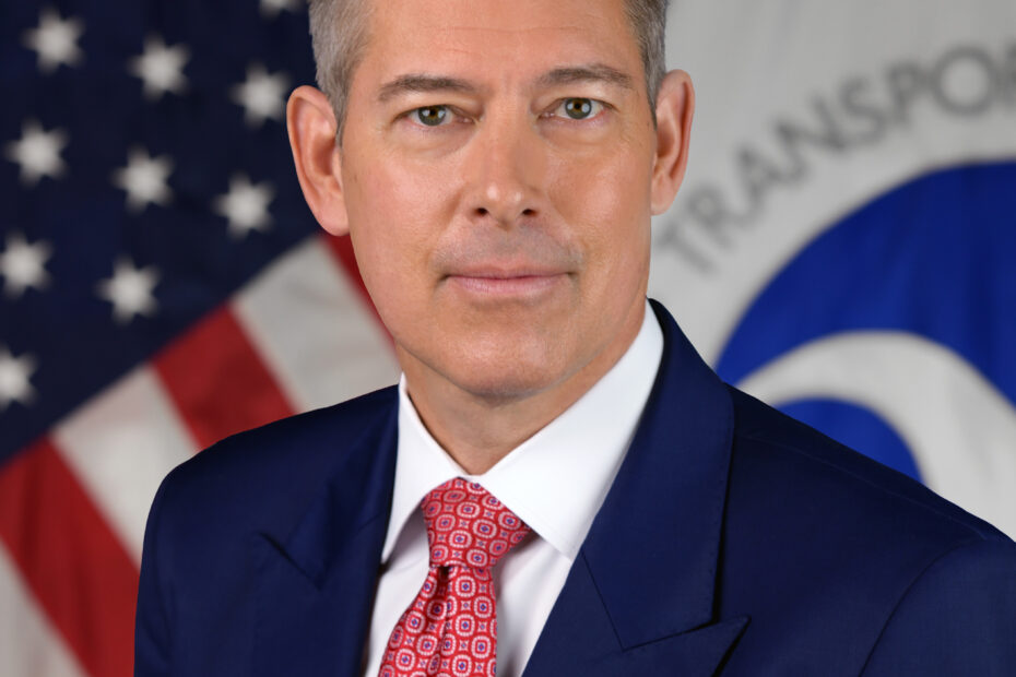 Sean P. Duffy atua como o 20º Secretário de Transportes dos Estados Unidos. Natural de Hayward, Wisconsin, Duffy obteve um diploma de bacharel em marketing pelo St. Mary’s College of Maryland e um Juris Doctor pela William Mitchell College of Law em 1999. Antes de entrar na política, ganhou reconhecimento nacional como atleta profissional de lenhador, competindo em campeonatos mundiais, e participou dos programas da MTV The Real World: Boston e Road Rules: All Stars, onde conheceu o grande amor de sua vida, Rachel Campos.