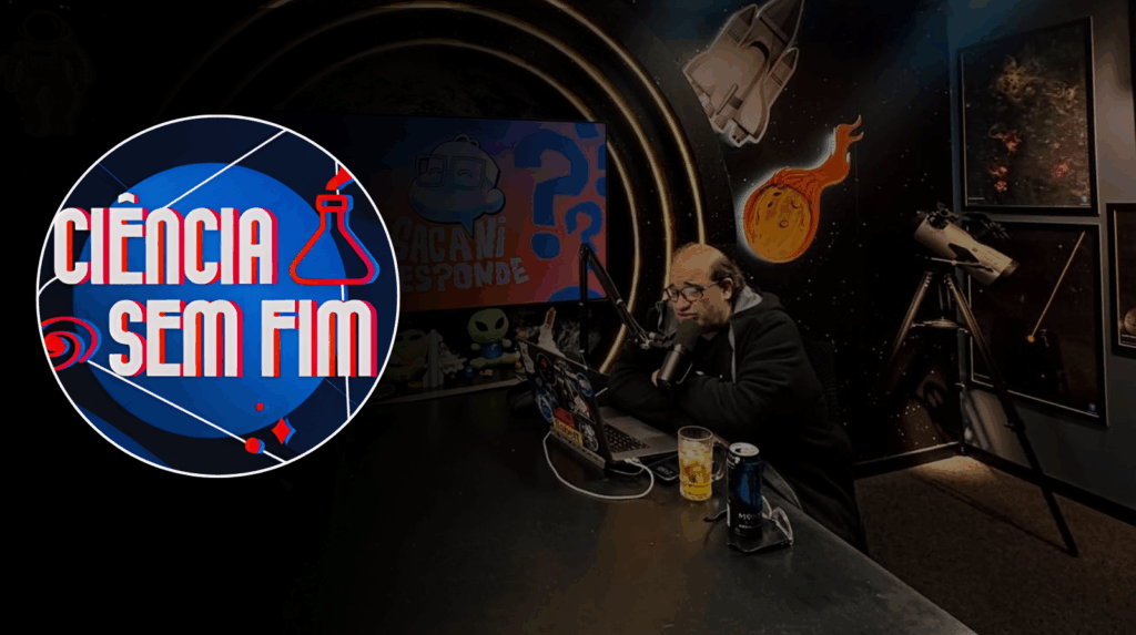 Sergio Sacani no estúdio do podcast Ciência Sem Fim, diante do microfone e do laptop, com cenário espacial ao fundo e o logotipo do programa em destaque.