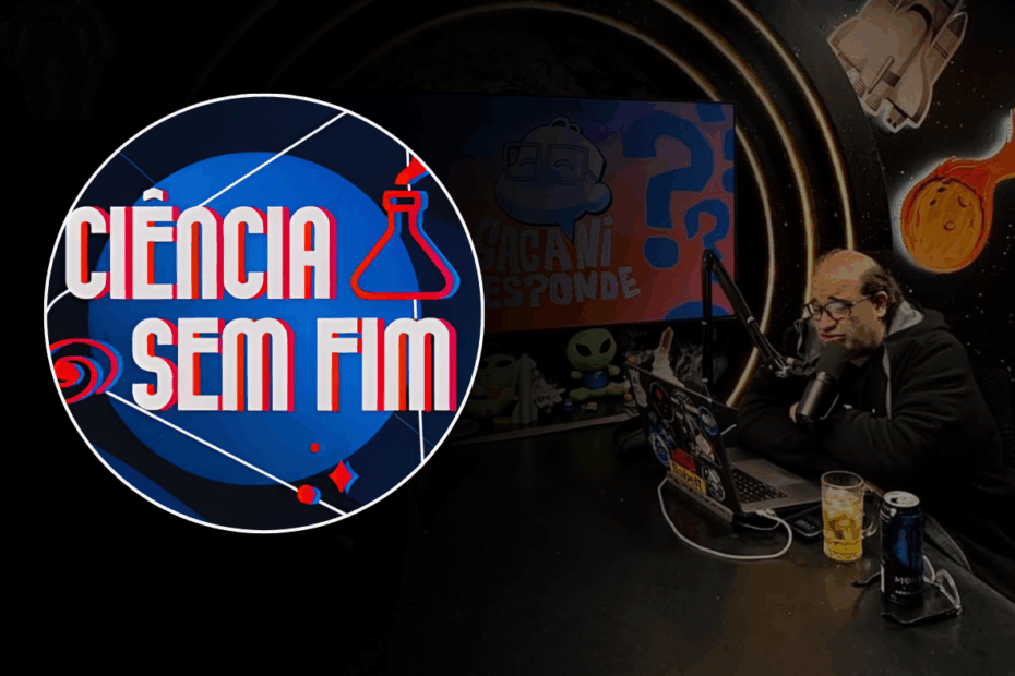 Sergio Sacani no estúdio do podcast Ciência Sem Fim, diante do microfone e do laptop, com cenário espacial ao fundo e o logotipo do programa em destaque.