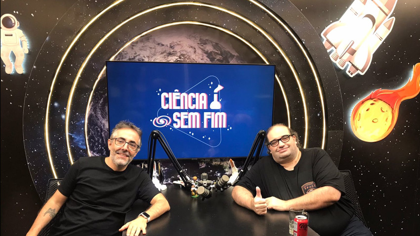 O professor César Lenzi, do ITA e PhD em Física Nuclear, posa ao lado de Sergio Sacani no estúdio do podcast Ciência Sem Fim. Crédito: @cesarhlenzi.