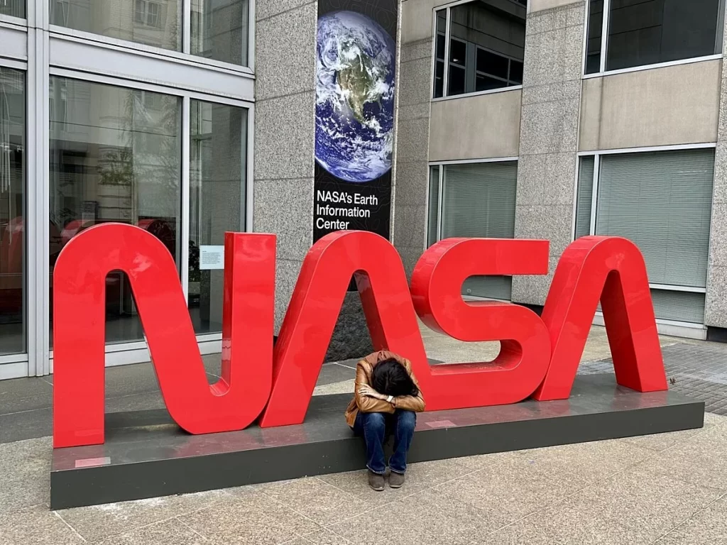 Demitida da NASA, Mamta Patel Nagaraja do lado de fora da sede da NASA em Washington, D.C., logo após ser informada de que seu cargo na NASA estava sendo extinto. Imagem: Mamta Patel Nagaraja.