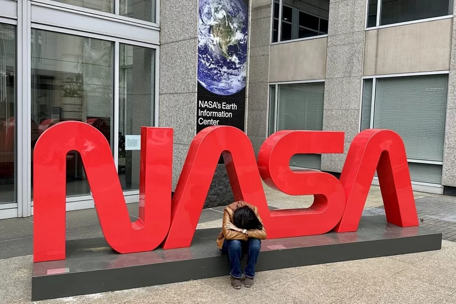 Demitida da NASA, Mamta Patel Nagaraja do lado de fora da sede da NASA em Washington, D.C., logo após ser informada de que seu cargo na NASA estava sendo extinto. Imagem: Mamta Patel Nagaraja.