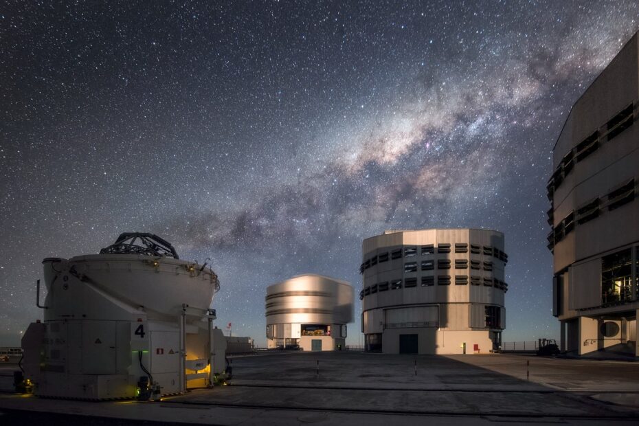 rês dos quatro Telescópios Principais do Very Large Telescope (VLT) do ESO estão sob o deslumbrante céu do Observatório de Paranal, com um dos Telescópios Auxiliares visível à esquerda, em primeiro plano. A Via Láctea aparece acima, mostrando uma das cerca de 300 noites claras por ano que tornam este local perfeito para estudar o Universo com o VLT, o instrumento óptico mais avançado do mundo.