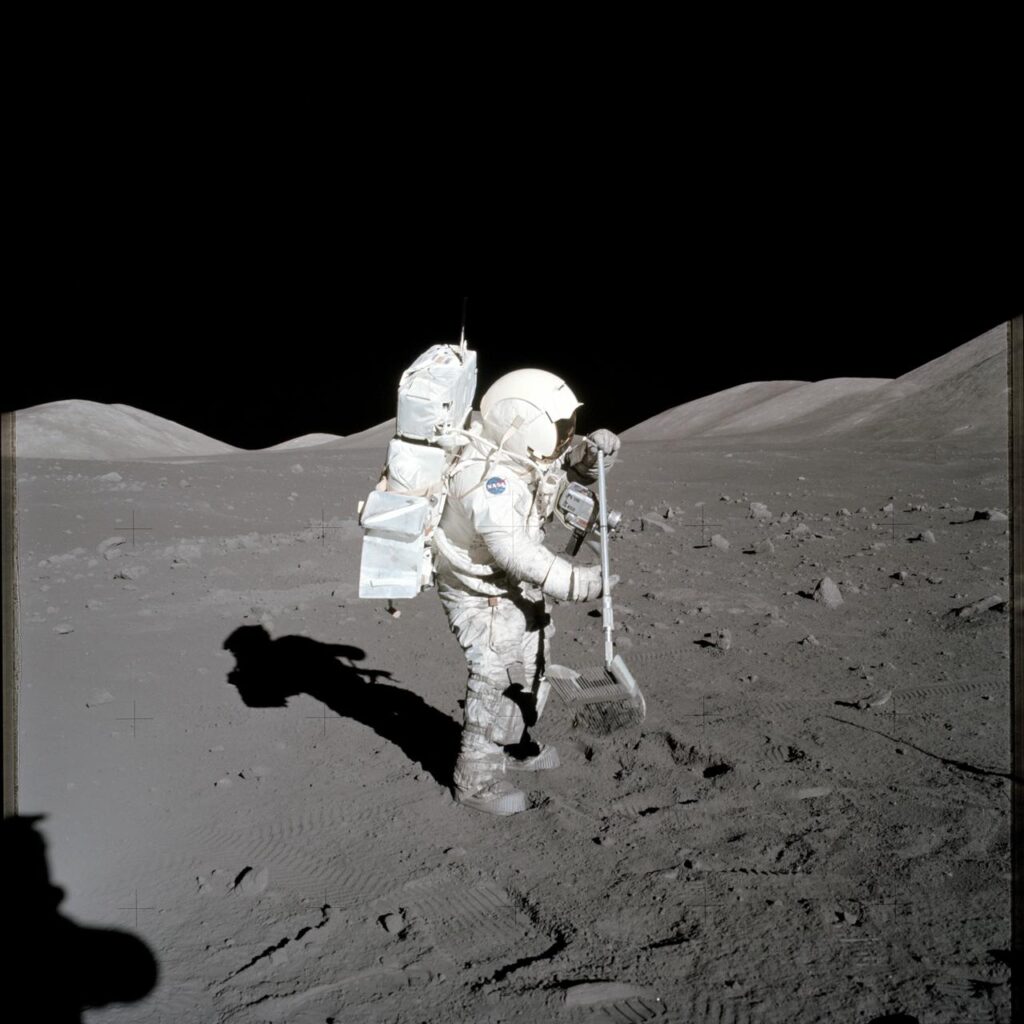 Astronauta Harrison Schmitt coleta amostras lunares com rastelo durante EVA ID NASA: as17-134-20425 AS17-134-20425 (11 de dezembro de 1972) — O cientista-astronauta Harrison H. Schmitt, piloto do módulo lunar, coleta amostras lunares com um rastelo na Estação 1 durante a primeira atividade extraveicular (EVA) da Apollo 17, no local de pouso Taurus-Littrow. A foto foi tirada pelo astronauta Eugene Cernan, comandante da missão. O rastelo lunar, uma ferramenta manual de geologia usada na Apollo, servia para coletar amostras discretas de rochas e fragmentos de rocha, de diferentes tamanhos.