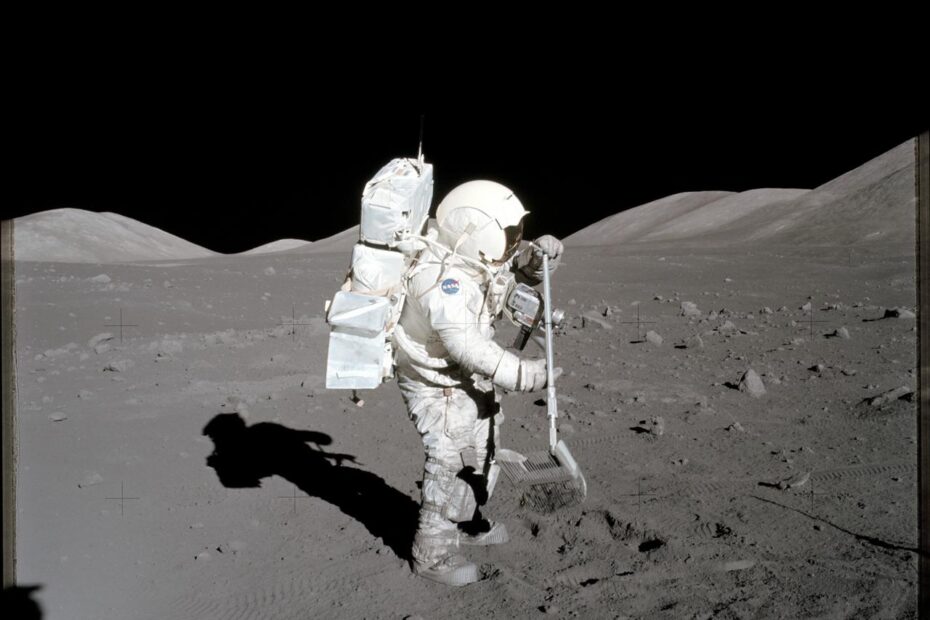 Astronauta Harrison Schmitt coleta amostras lunares com rastelo durante EVA ID NASA: as17-134-20425 AS17-134-20425 (11 de dezembro de 1972) — O cientista-astronauta Harrison H. Schmitt, piloto do módulo lunar, coleta amostras lunares com um rastelo na Estação 1 durante a primeira atividade extraveicular (EVA) da Apollo 17, no local de pouso Taurus-Littrow. A foto foi tirada pelo astronauta Eugene Cernan, comandante da missão. O rastelo lunar, uma ferramenta manual de geologia usada na Apollo, servia para coletar amostras discretas de rochas e fragmentos de rocha, de diferentes tamanhos.