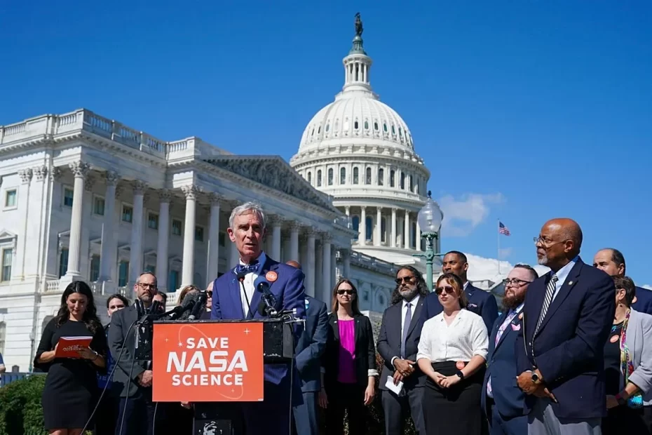 O CEO da Planetary Society, Bill Nye, destacou a importância de proteger o orçamento da NASA durante a coletiva de imprensa do “Save NASA Science Day of Action” em 6 de outubro de 2025. Crédito: The Planetary Society