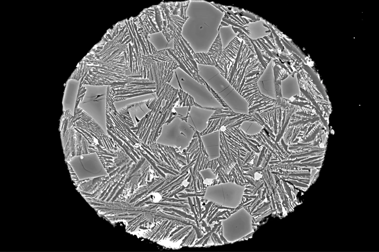 Um dos raros fragmentos de meteorito descobertos no lado distante da Lua, visto sob um microscópio eletrônico. Crédito: Yi-Gang Xu