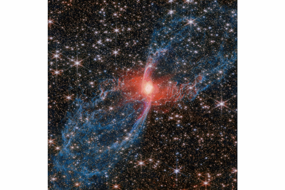 Uma grande nebulosa planetária. A estrela central da nebulosa está escondida por uma nuvem rosada e irregular de poeira. Uma intensa luz vermelha irradia dessa região, iluminando a poeira ao redor. Duas grandes estruturas em forma de arco se estendem diagonalmente a partir do centro, formadas por finas faixas de gás molecular, aqui mostradas em azul. Elas se estendem até os cantos da imagem. Ao fundo, um enorme número de estrelas brilhantes e esbranquiçadas preenche a cena, visíveis até mesmo através das camadas finas de poeira.